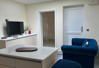 CozyCorner - 2 Bed in Egham Heathrow Windsor allows 18 year olds to book a room