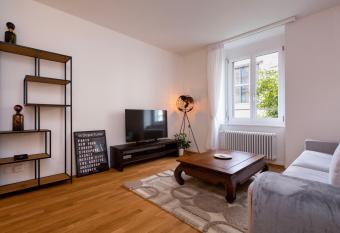 KAYA Zurich Apartment 1A - Downtown 2BR Deluxe Apt allows 18 year olds to book a room