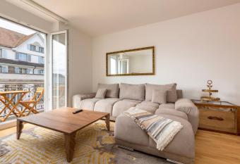KAYA Zurich Apartment 4A - Downtown 2BR Apt with Balcony allows 18 year olds to book a room
