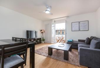 KAYA Zurich Apartment 3B - Downtown 2BR Deluxe Apt allows 18 year olds to book a room