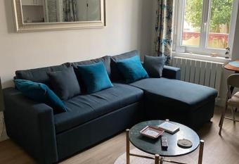 Aux Planches souplex hyper-centre allows 18 year olds to book a room