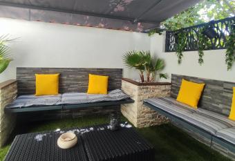 R luxury piscine et spa privatifs has rooms with a private hot tub