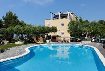 Ark Beach Apartments allows 18 year olds to book a room