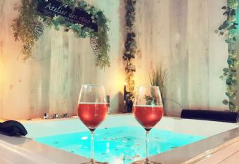 G  te de Charme et Pi  ce Secr  te aux portes d Honfleur has rooms with a private hot tub