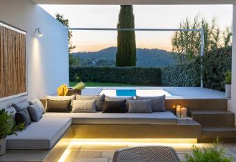 Atrium Hotel allows 18 year olds to book a room