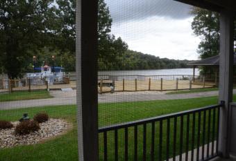 Paddle Wheel Inn has rooms with a private hot tub