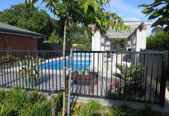 Maples on Harewood has Balcony rooms