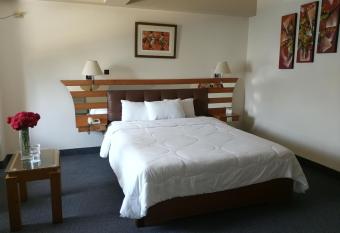 Blue Star Hotel has rooms with a private hot tub