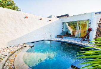 Paatlidun Safari Lodge, Jim Corbett has rooms with a private hot tub