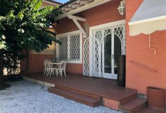 Casa Maddalena - Forte dei Marmi has rooms with a private hot tub