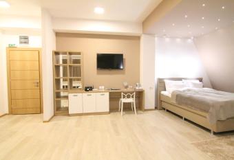 Gardenia Hotel & Spa has rooms with a private hot tub