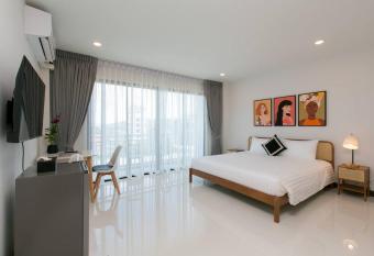 Wow Academy & Stay Soi Tai-Aed 3B has Balcony rooms