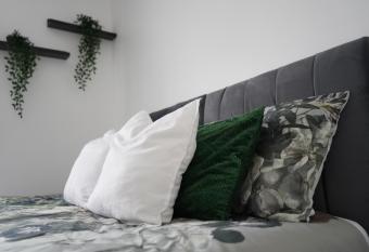 Gravesend comfort Stay - free Parking - contractor friendly allows 18 year olds to book a room