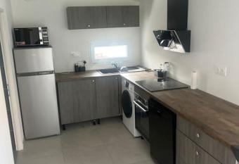 Maison   vasion d  tente has rooms with a private hot tub