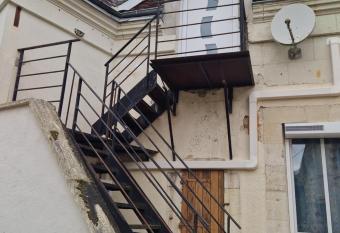 L Escale Tourangelle has Balcony rooms