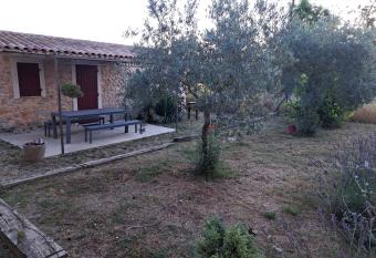 Le cabanon has Balcony rooms