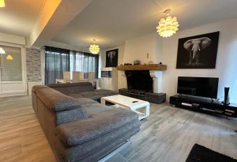 Maison individuelle    8 minutes d Ouistreham, quartier calme, transports en commun Tram & Bus, commerces de proximit  s has Balcony rooms