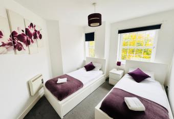 Spacious 2-Bedroom Haven with Modern Amenities in Bradley Stoke has Balcony rooms