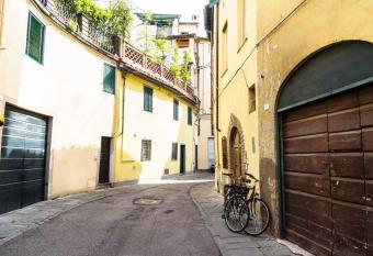 CozyBricks in Lucca - Apartments in the Historical Center - allows 18 year olds to book a room