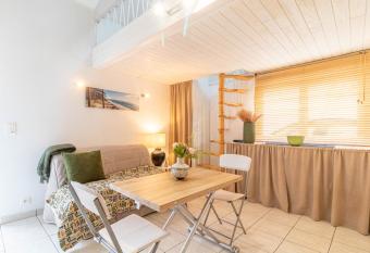 Jolie petite maison climatis  e parking priv   allows 18 year olds to book a room