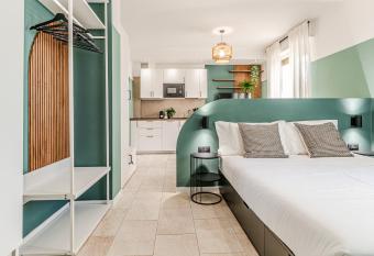 Japandi Apartment, Zona Porto Livorno con Balcone e Jacuzzi Idromassaggio has Balcony rooms