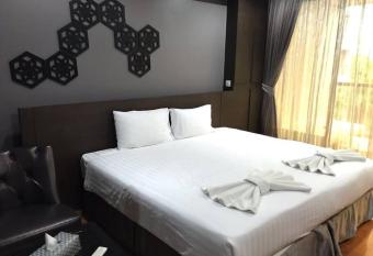                                                                  has rooms with a private hot tub