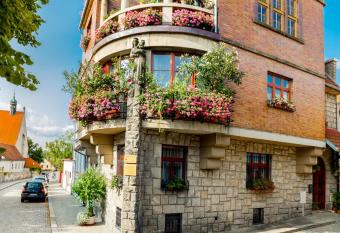 P  trossova Vila - u kl    tern   zahrady allows 18 year olds to book a room