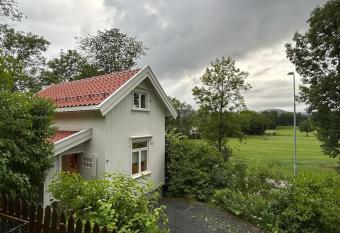 Lite hus 15 min fra Oslo has Balcony rooms