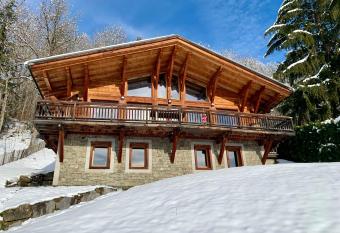 Edenblanc has rooms with a private hot tub