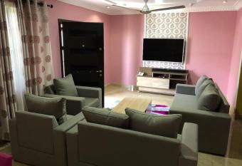 Serene 2 bed with Wi-Fi and AC allows 18 year olds to book a room