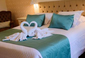 Hotel Kehl Haus has rooms with a private hot tub