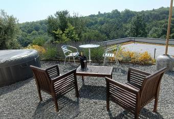 le chemin de la nature has rooms with a private hot tub