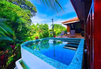 Heated Pool & Garden Cabin near La Fortuna has Balcony rooms