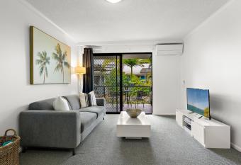 Retreat in ground level 1 bedroom unit, Noosaville has rooms with a private hot tub