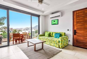 (null) has rooms with a private hot tub