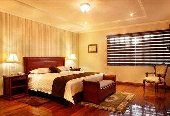 Villa Emilia Hostal has rooms with a private hot tub