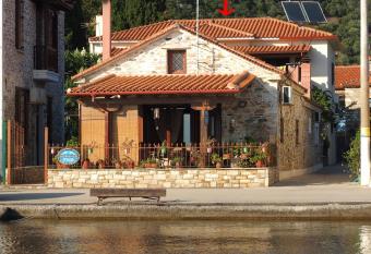 Andromahi Studios has Balcony rooms