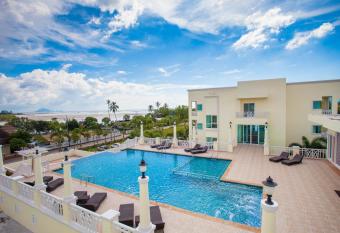 Krabi Front Bay Resort has Balcony rooms