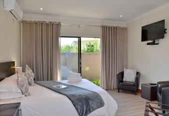 Sand River Guest House has rooms with a private hot tub