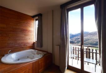 Chaberton Lodge & Spa has rooms with a private hot tub