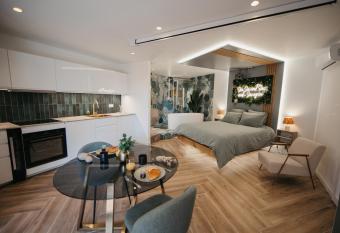 Love & Sunsets Suite has rooms with a private hot tub