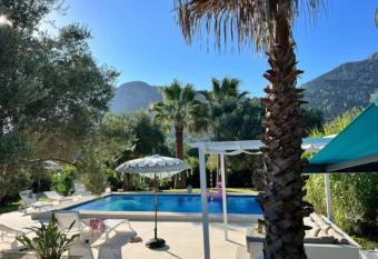 Exklusive moderne Finca mit Pool allows 18 year olds to book a room