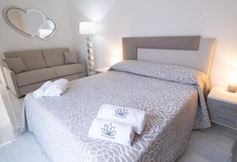 MirabiLuxury has rooms with a private hot tub