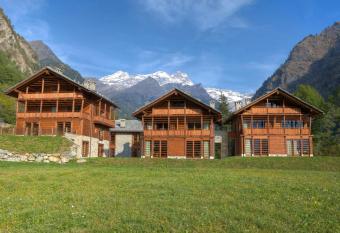 Pietre Gemelle Resort allows 18 year olds to book a room