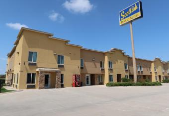 Scottish Inns & Suites White Settlement allows 18 year olds to book a room