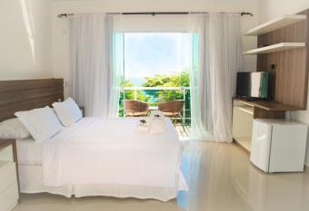 Pousada Praia Jo  o Fernandes has rooms with a private hot tub