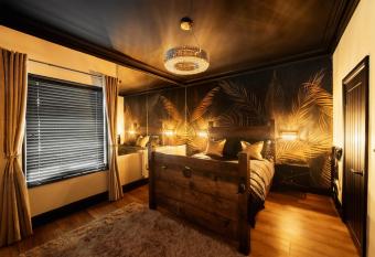 Casa Amor - Kinky Couples Retreat has rooms with a private hot tub