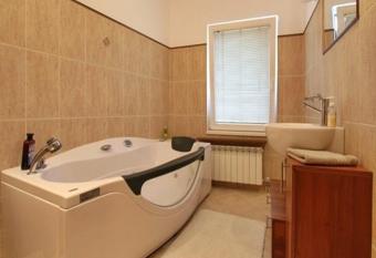 Apartment 120 m2 Center Sarajevo has rooms with a private hot tub