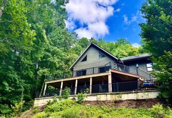 Luxury Mountain Sanctuary, Cedar Hot Tub, Views and Games has rooms with a private hot tub