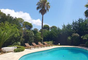 Bas de villa avec piscine partag  e has Balcony rooms